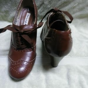 American Eagle Brown booties with wing tip design